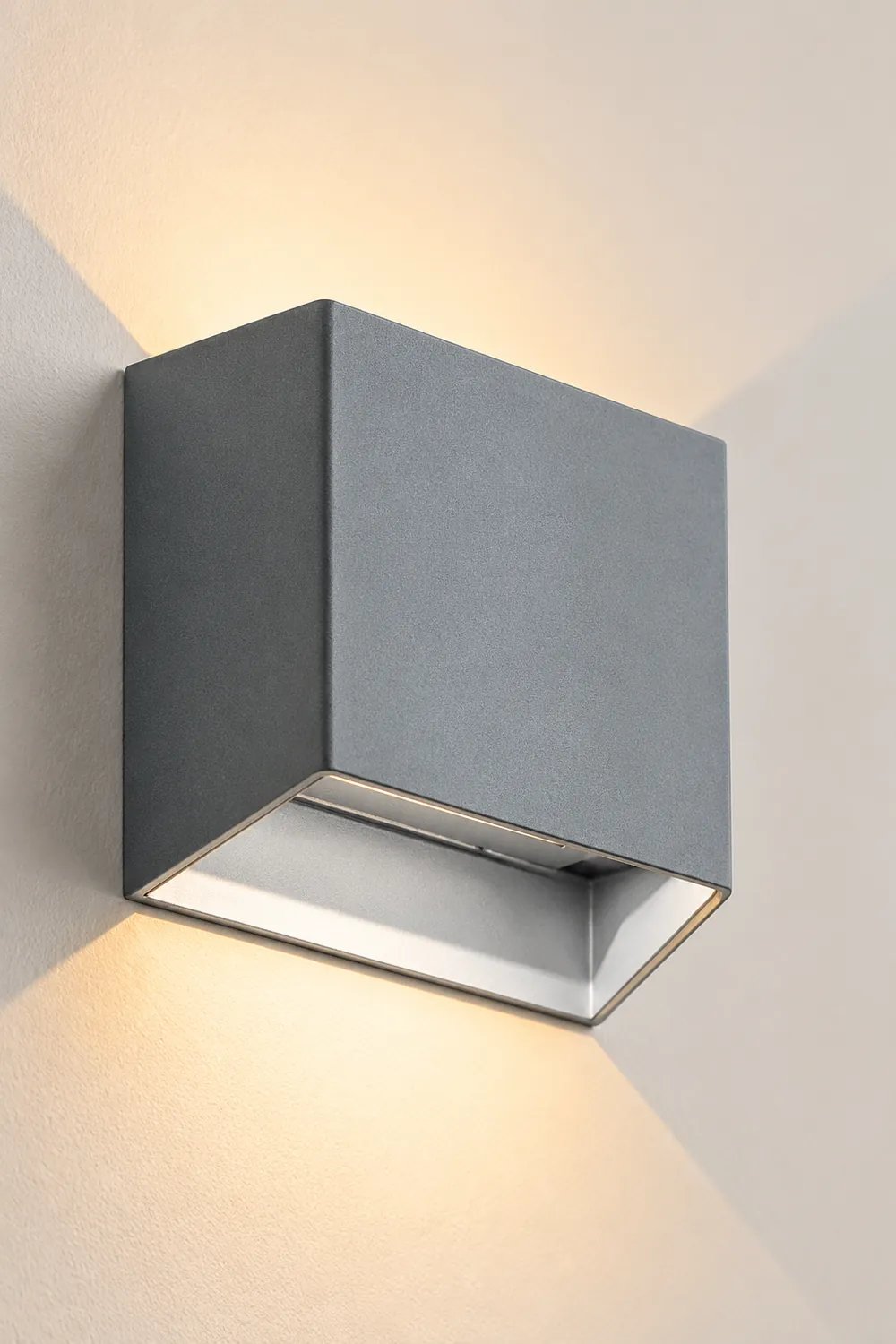 Modern Minimalist Waterproof LED Wall Light for Outdoor Villa Courtyard Garden - Lumpaz