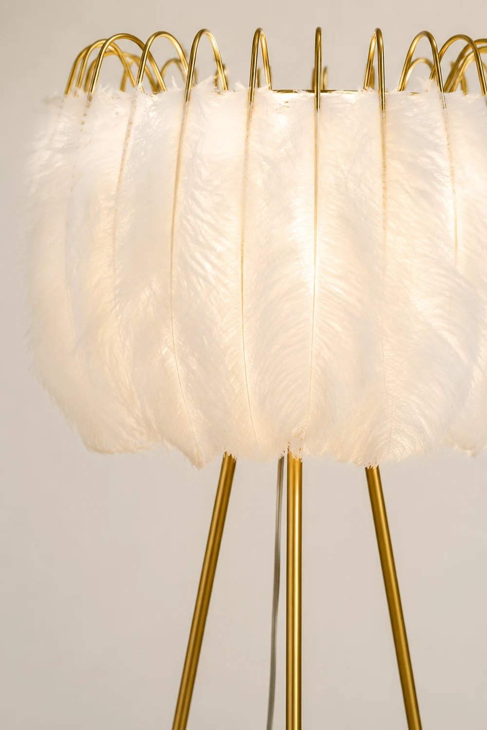 O'Moore Artistic Tripod Feather Floor Lamp, White - Lumpaz