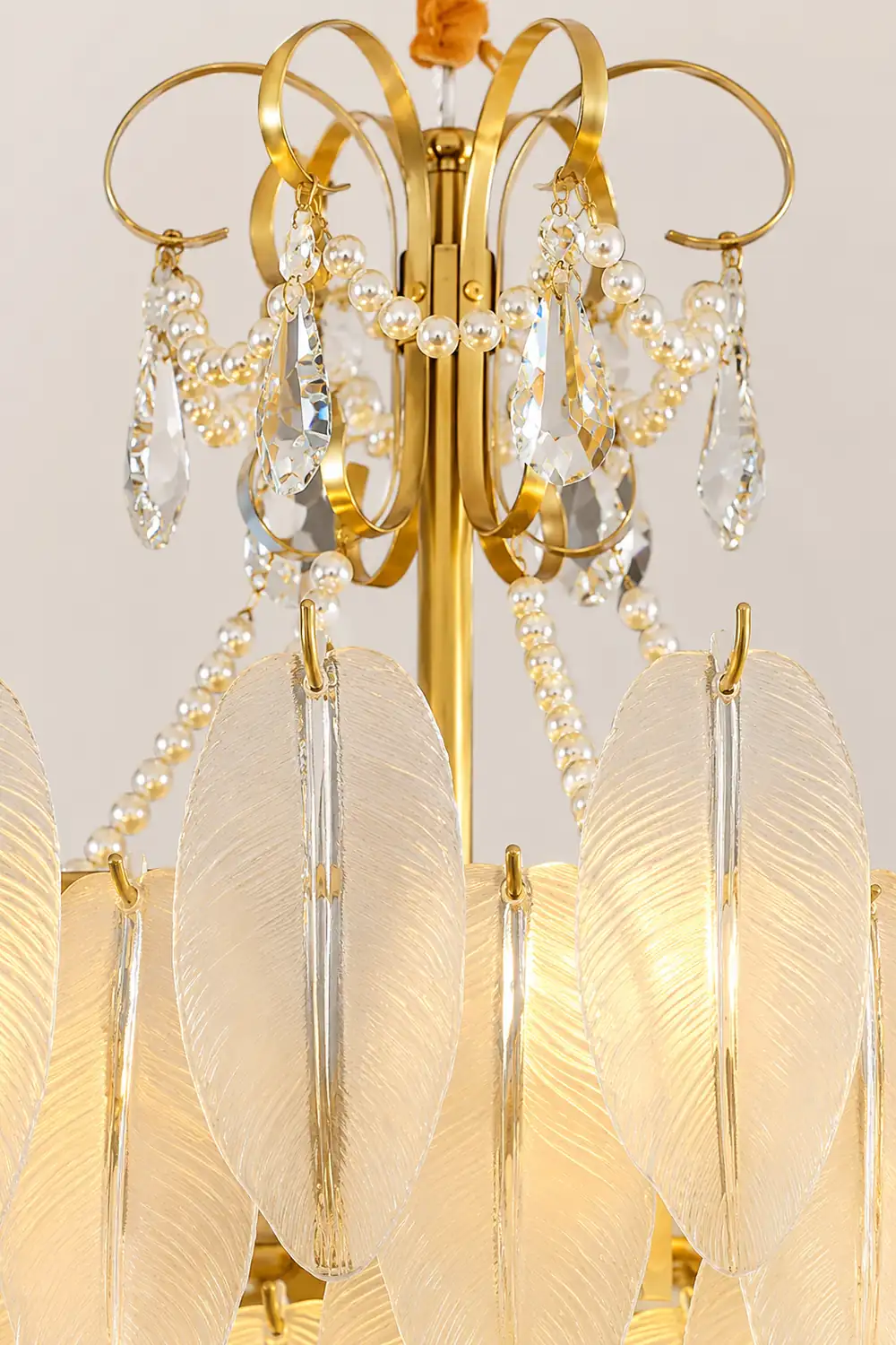 Kirsten Elegant Pearl/Glass/Metal Chandelier, White - Lumpaz