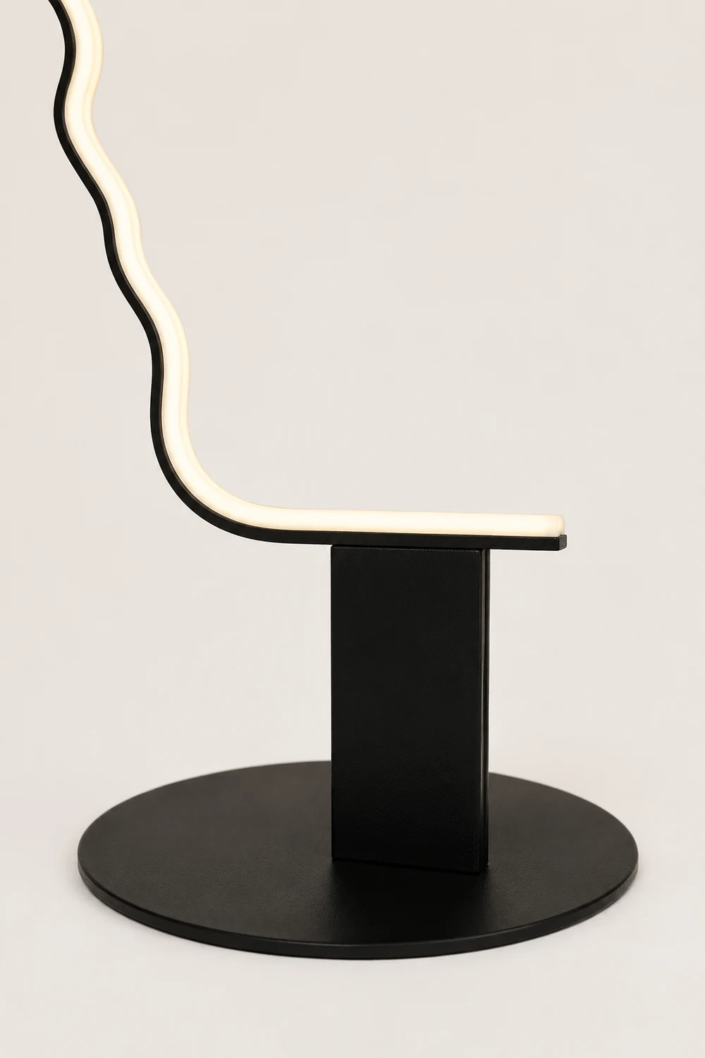 Edge Human Face Profile Modern Arc Floor Lamp, Black, Metal/Silicon - Lumpaz