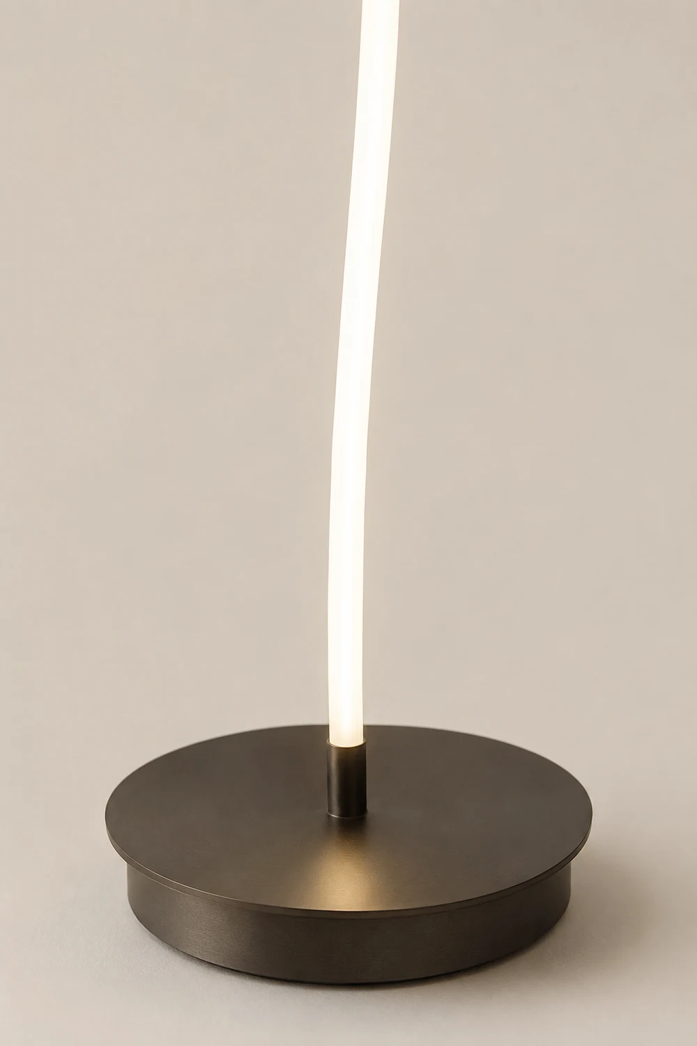 Modern Linear Metal Acrylic Floor Lamp, Black/White - Lumpaz