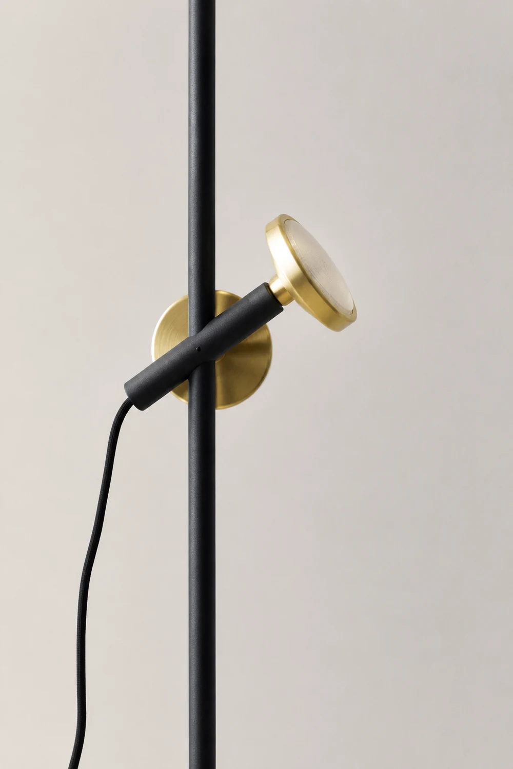 Salgado Modern Minimalist Metal Projector Floor Lamp, Black - Lumpaz