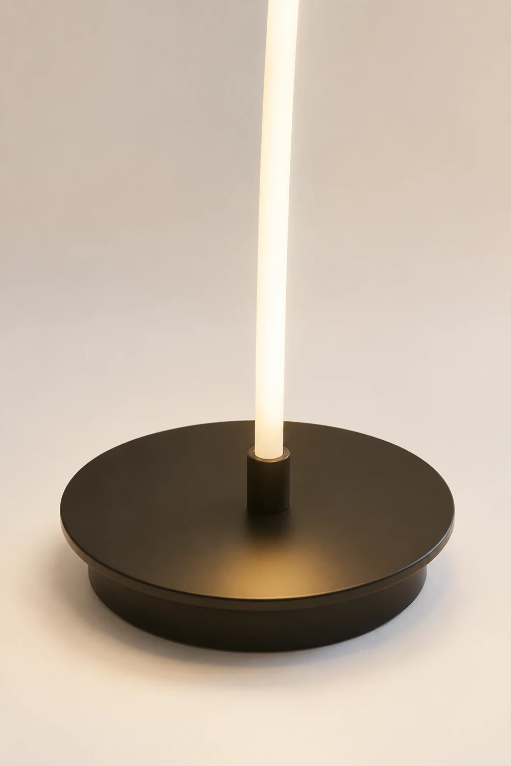Modern Linear Metal Acrylic Floor Lamp, Black/White - Lumpaz