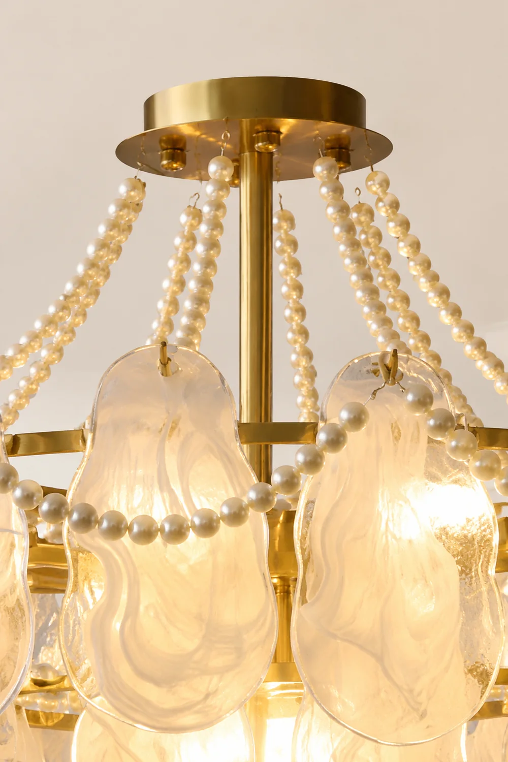 Kirsten Elegant Pearl/Glass/Metal Chandelier, White - Lumpaz