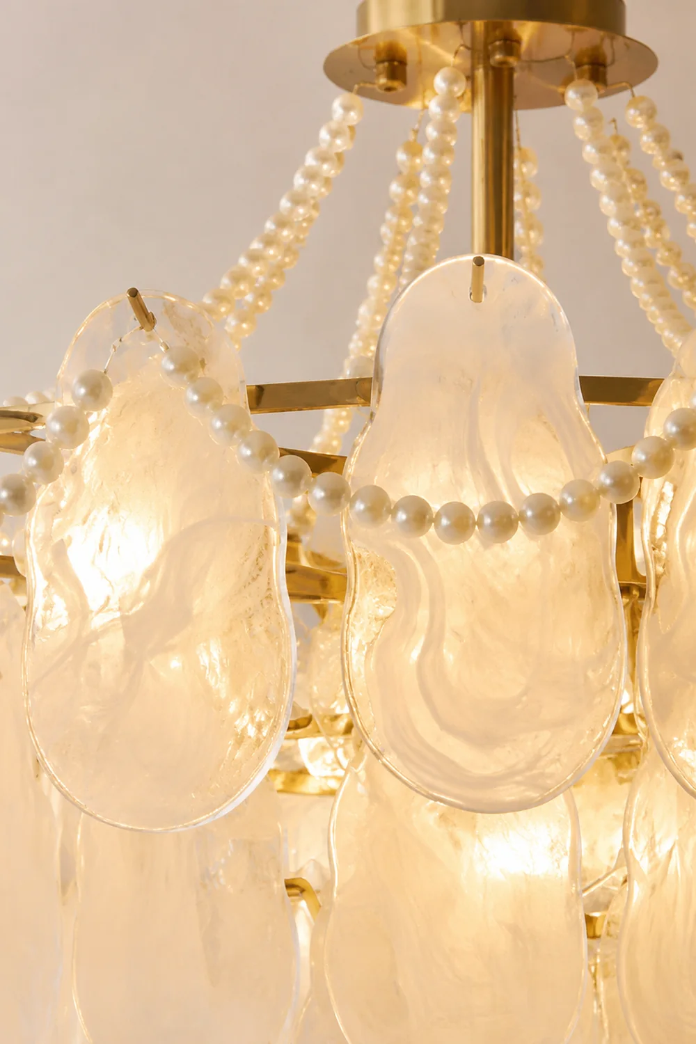 Kirsten Elegant Pearl/Glass/Metal Chandelier, White - Lumpaz