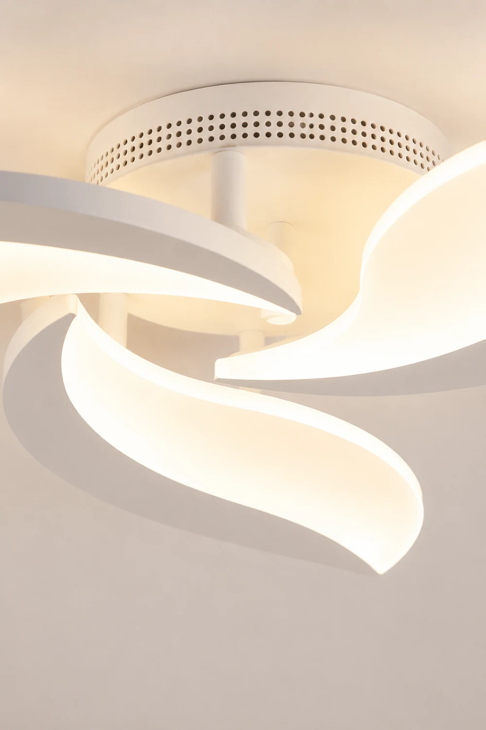 Hana Minimalist Art Deco Flower Flush Mount Ceiling Light, White, Living Room - Lumpaz