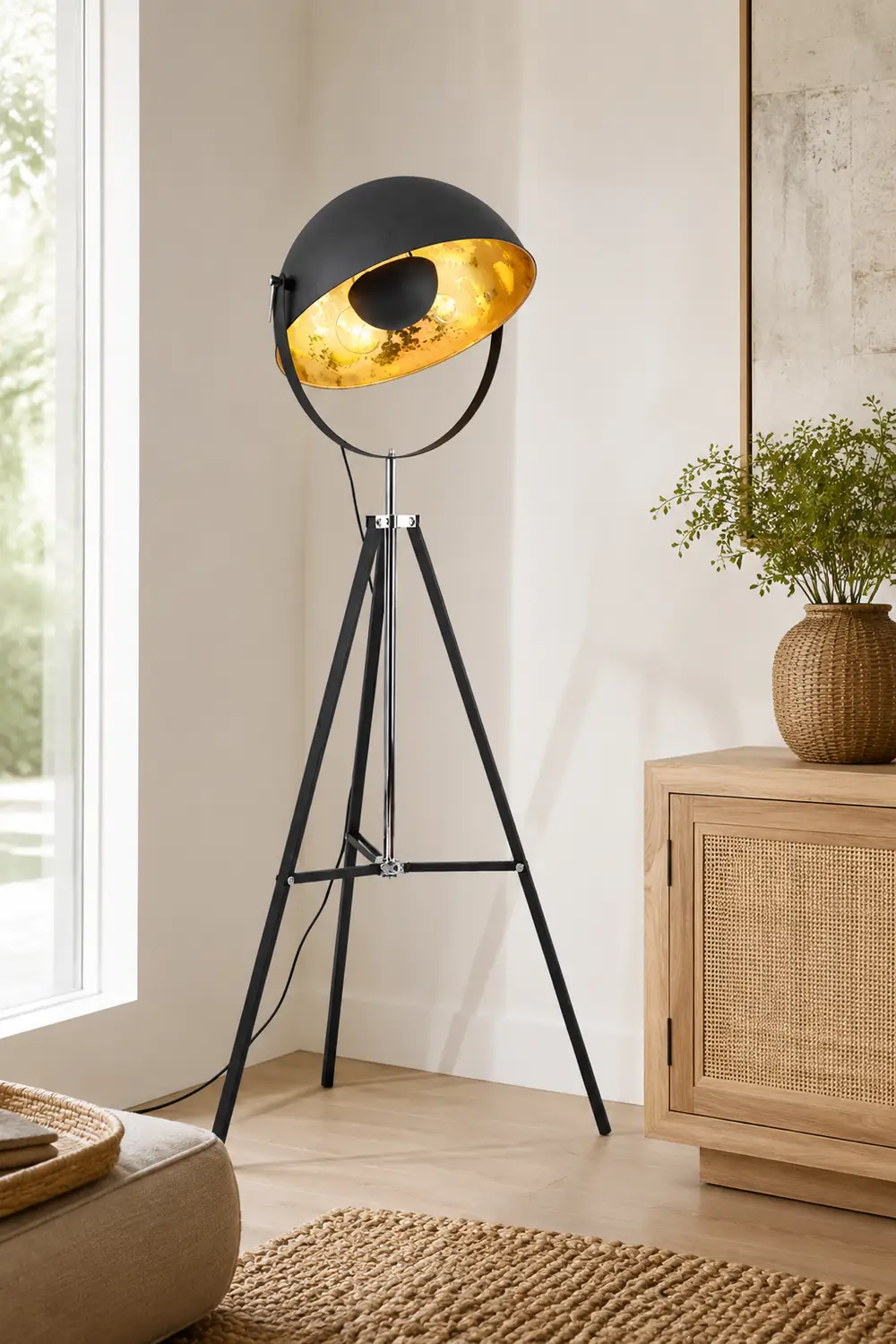 Salgado Vintage Industrial Tripod Metal projector floor lamp, Black - Lumpaz