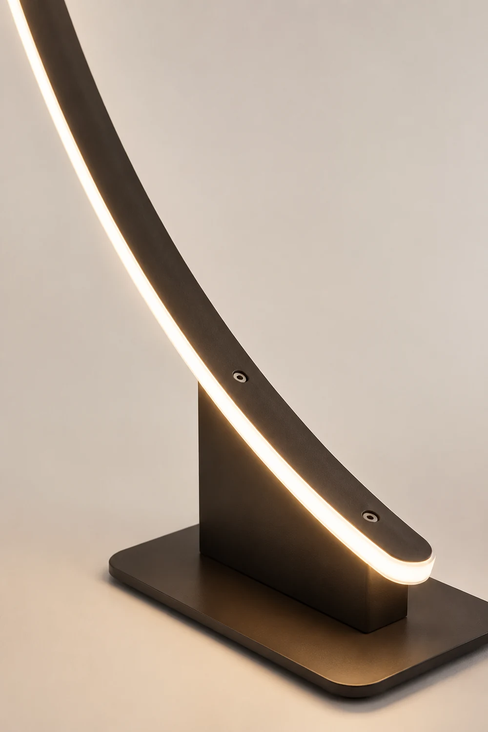 Edge Modern Minimalist Arched Metal Floor Lamp, Black - Lumpaz