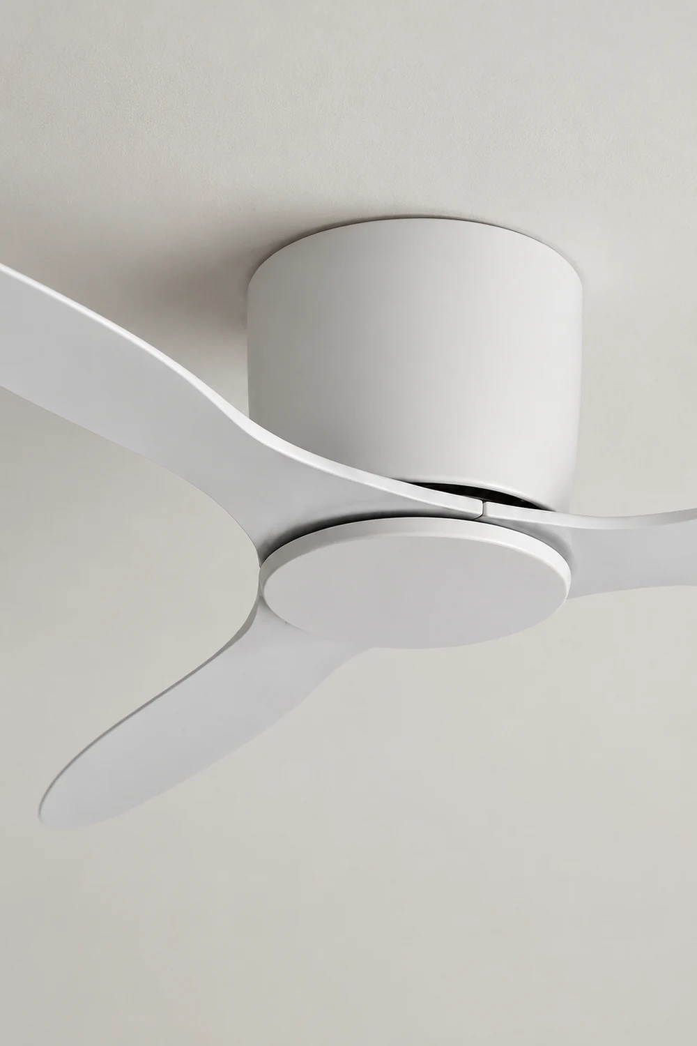 Walters 3-Blade DC Ceiling Fan, White & Black, Low Profile, 51'' - Lumpaz