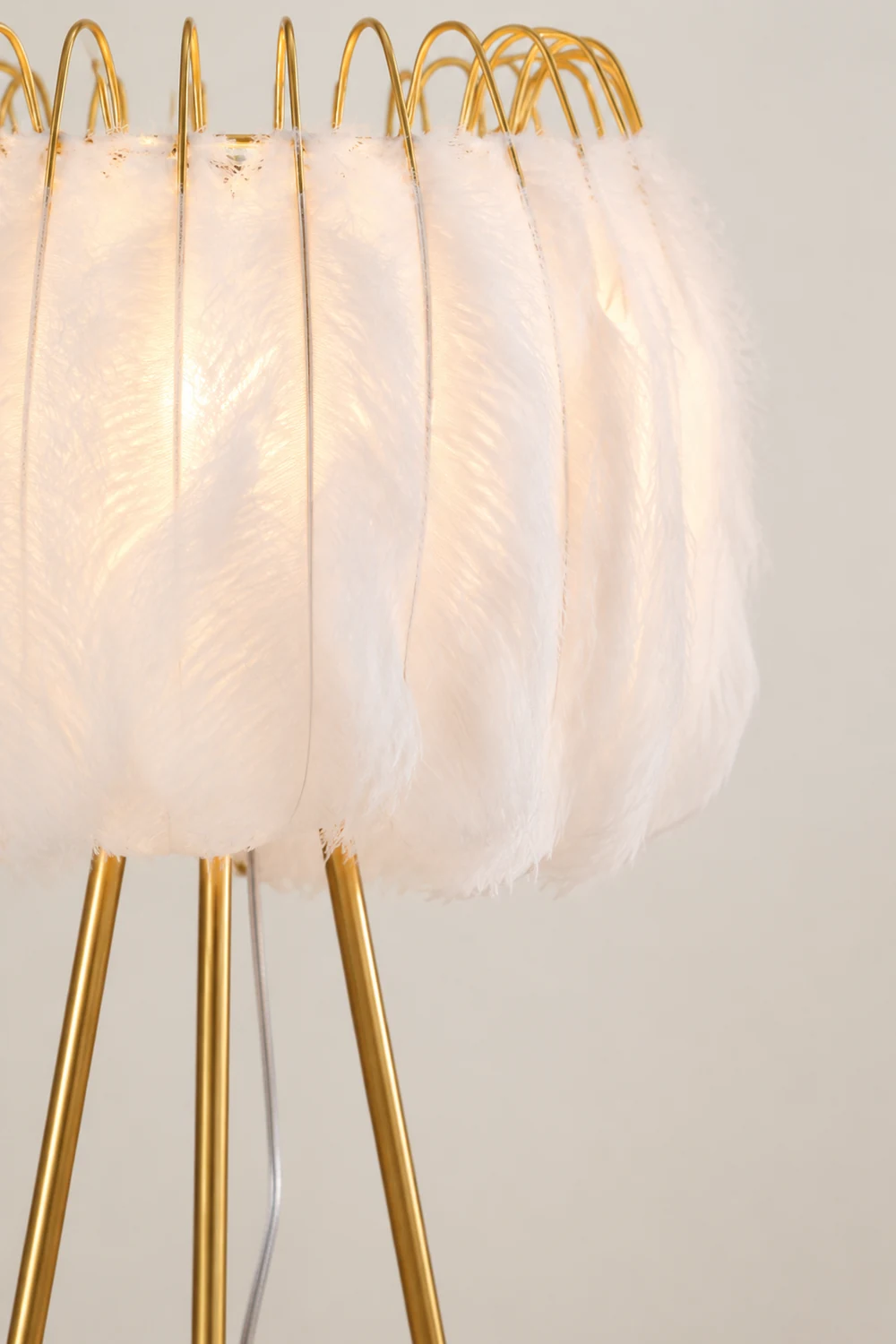 O'Moore Artistic Tripod Feather Floor Lamp, White - Lumpaz