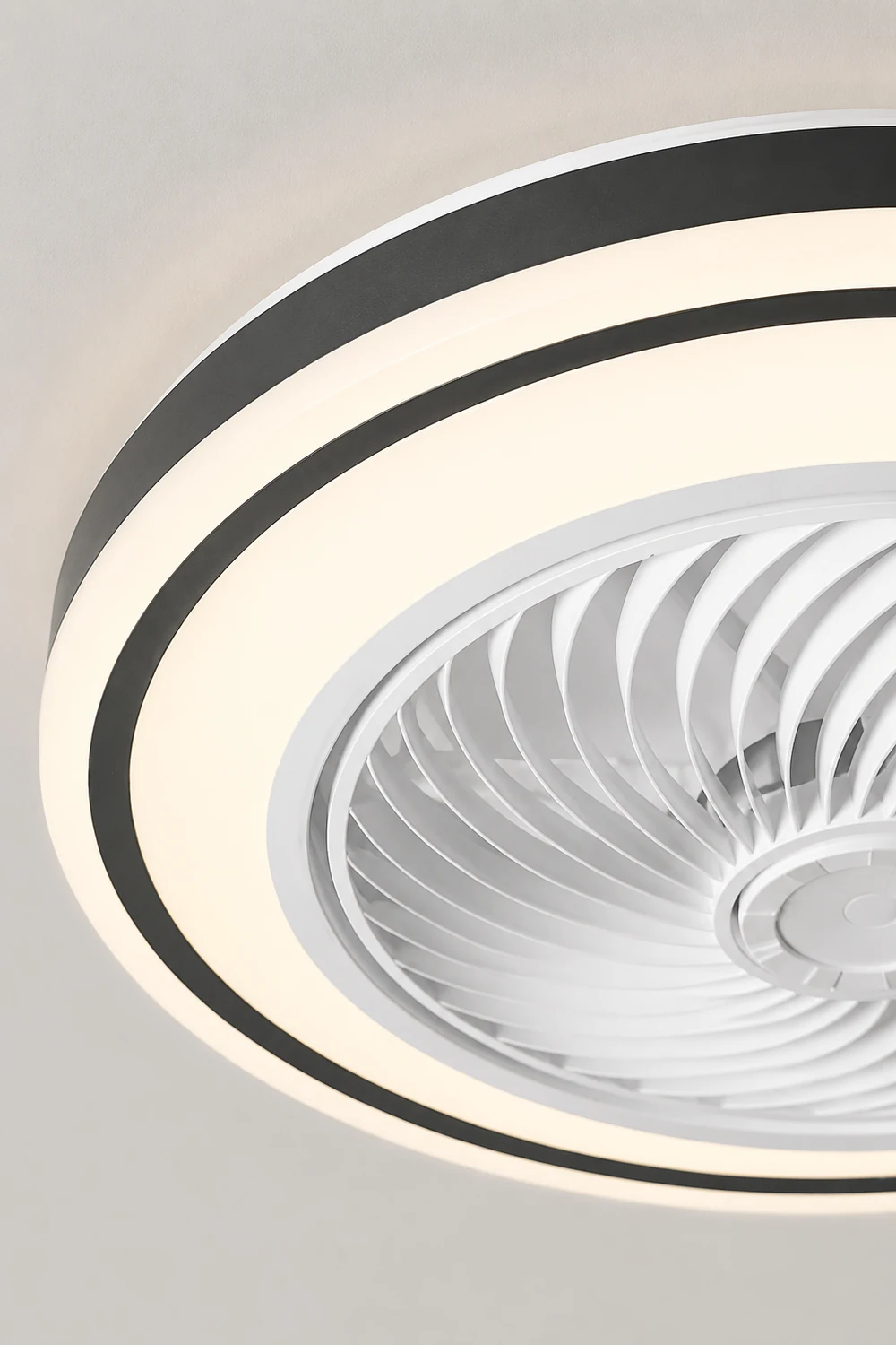 Quinn Round Ceiling Fan with Light, Bedroom - Lumpaz