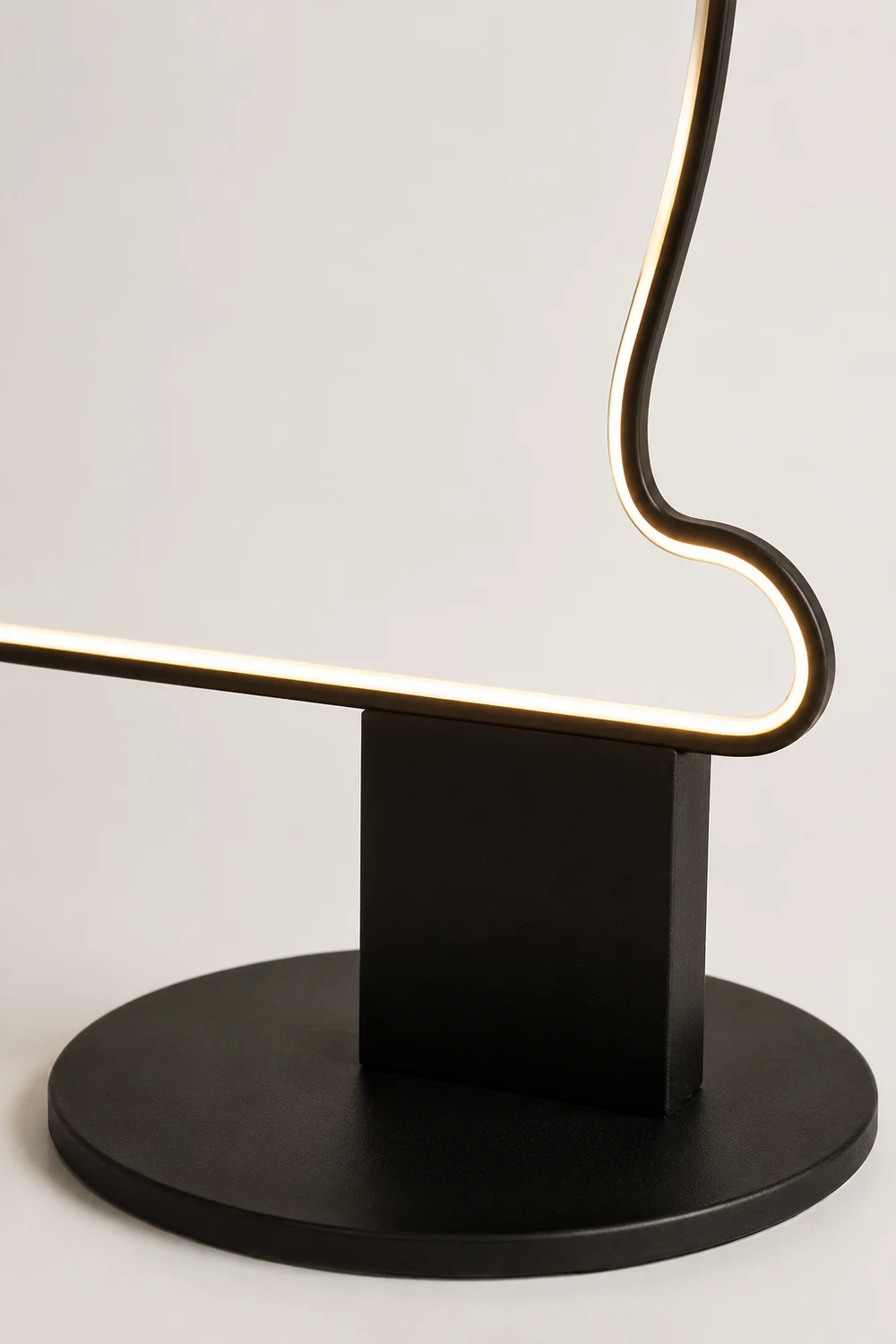 Edge Modern Cat/Dog  Linear Metal Acrylic Floor Lamp - Lumpaz