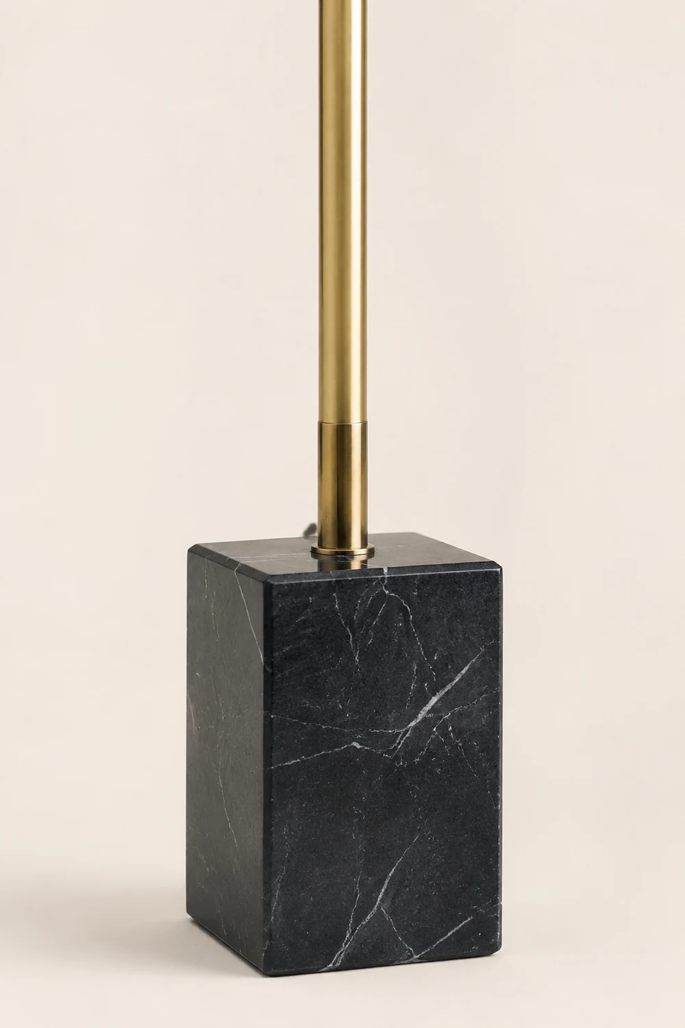Edge Minimalist Linear Floor Lamp, Black/Gold, Metal/Marble - Lumpaz