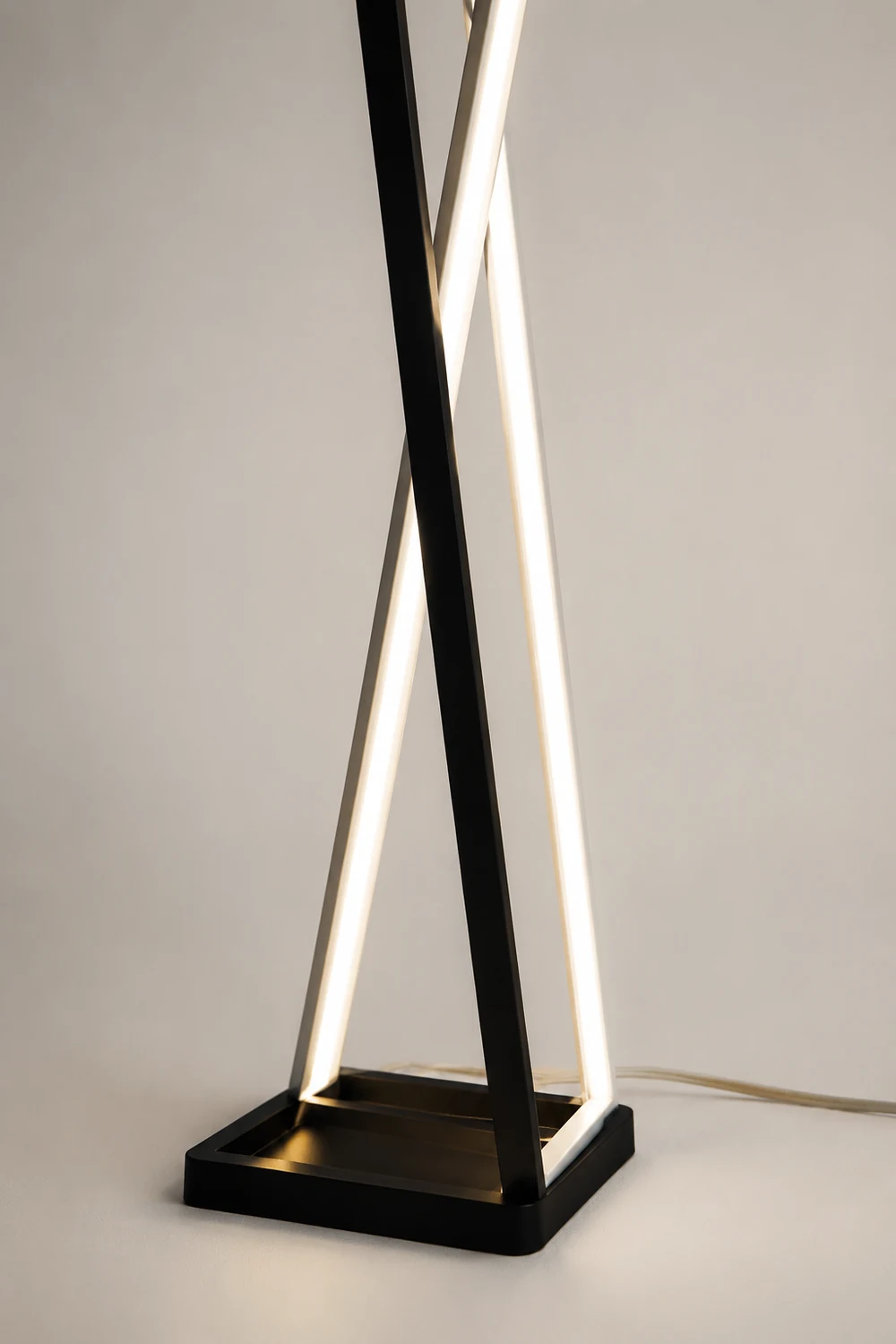Edge Linear Triangle Floor Lamp, Metal, Black/White - Lumpaz