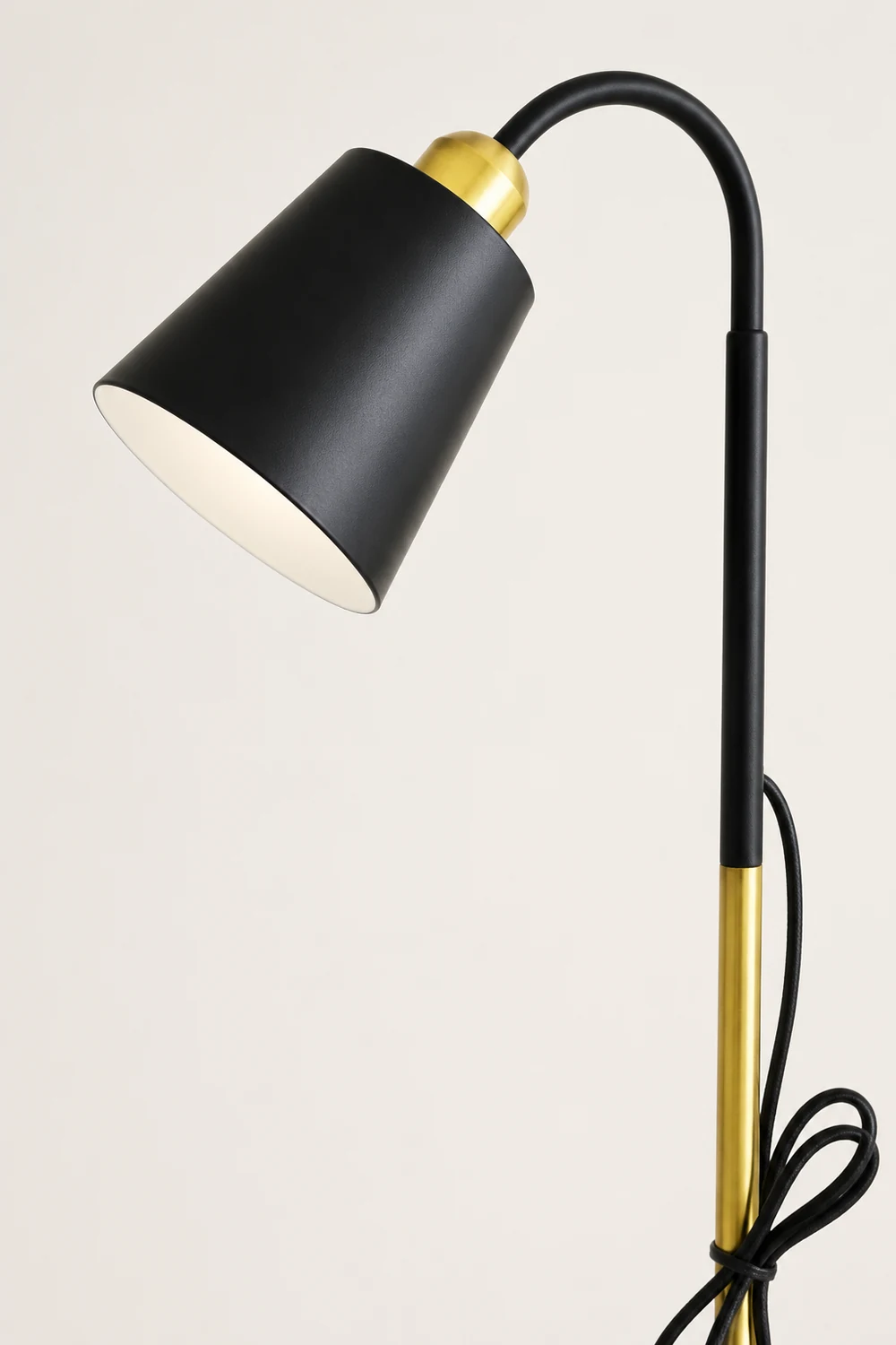 Morandi Modern Simple Floor Lamp, Metal, Black/White - Lumpaz