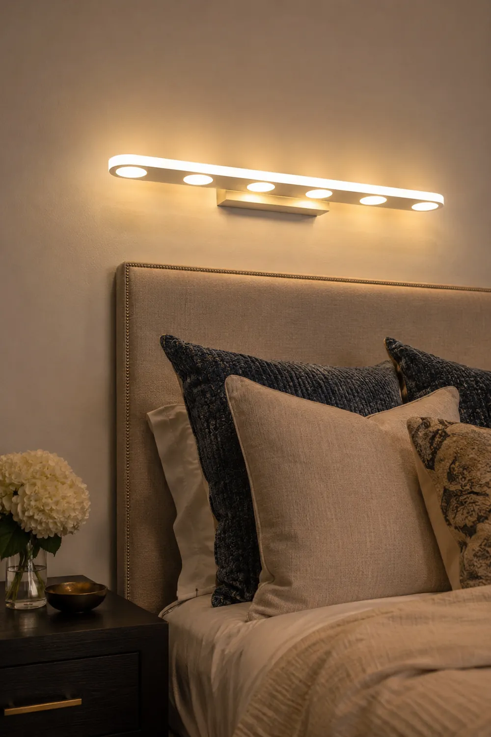 Leigh Modern Oval  Metal/Acrylic Bedroom Wall Lamp, White - Lumpaz
