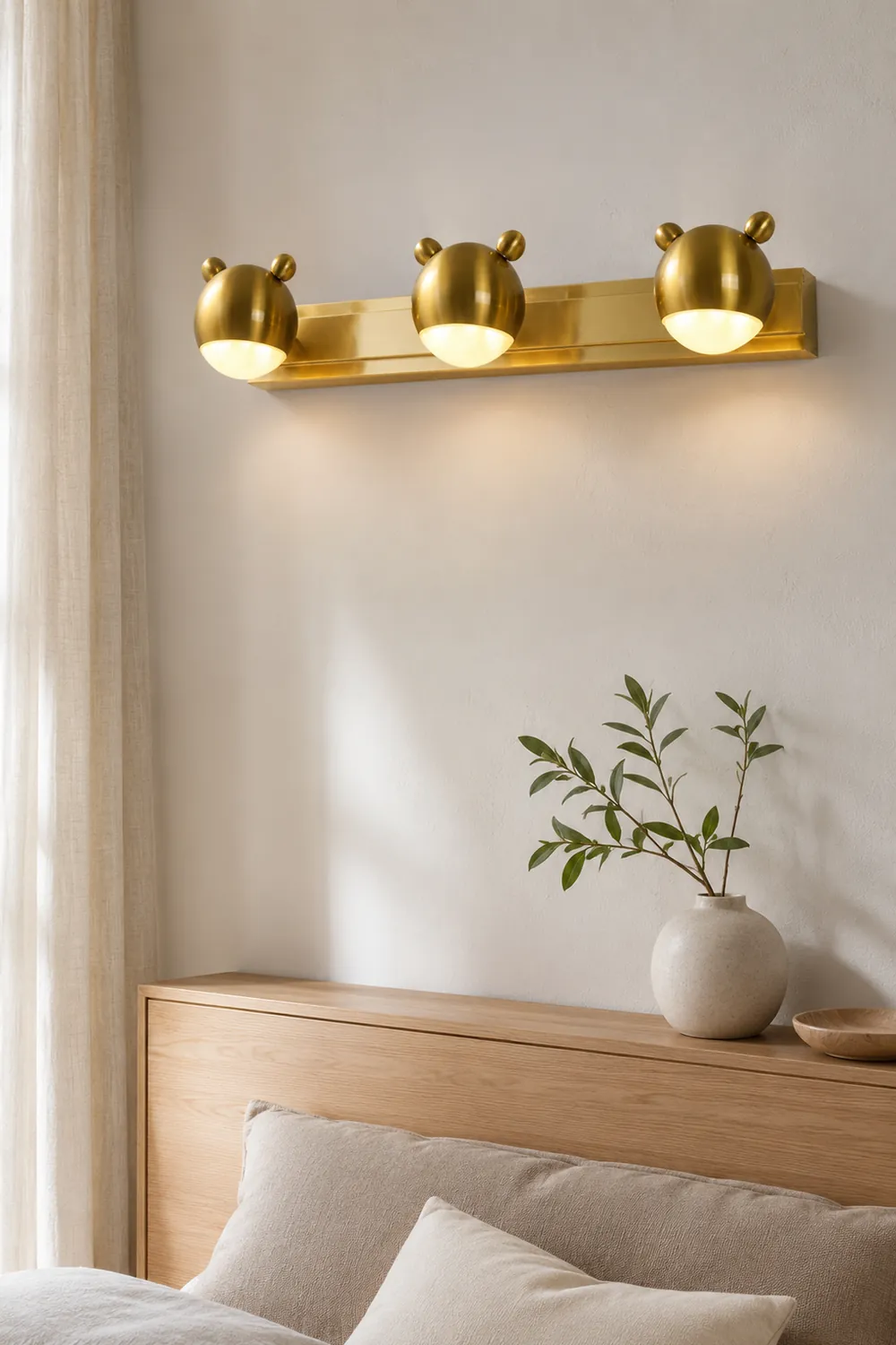 Leigh Modern Animal Globe Metal Vanity Wall Light, Gold, Bedroom - Lumpaz