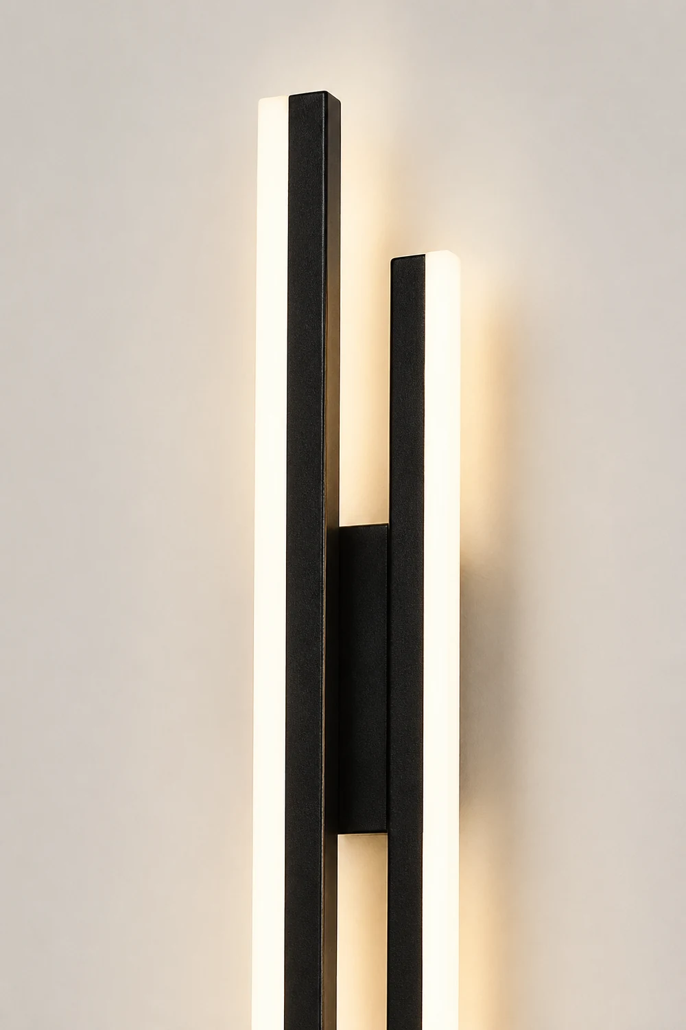 Alana Minimalist Geometric Wall Lamp, Acrylic/Metal, Black/White - Lumpaz