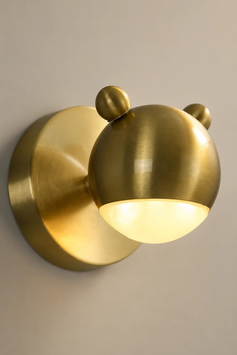 Leigh Modern Animal Globe Metal Vanity Wall Light, Gold, Bedroom - Lumpaz