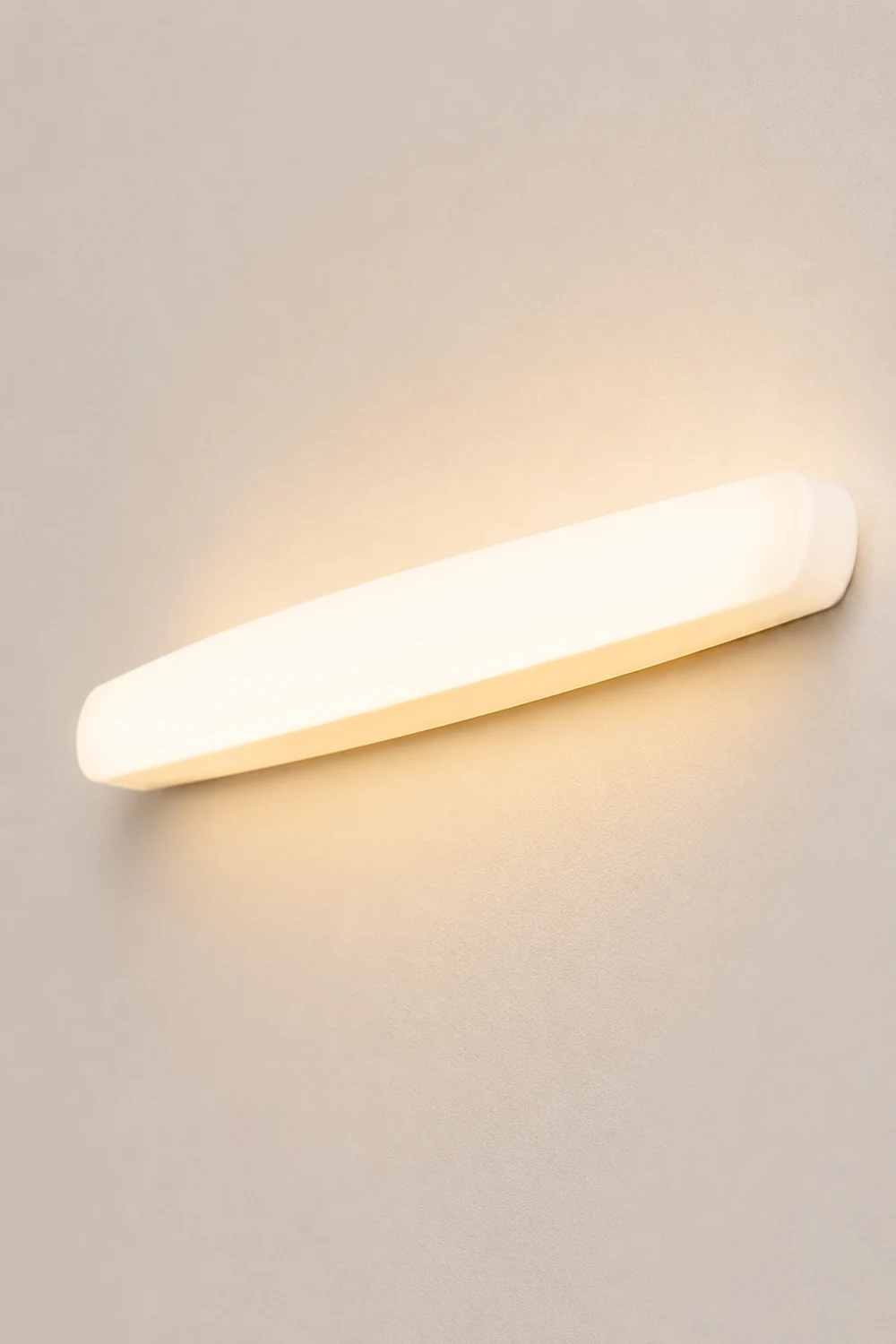 Edge Modern Oval Acrylic Wall Lamps, White - Lumpaz
