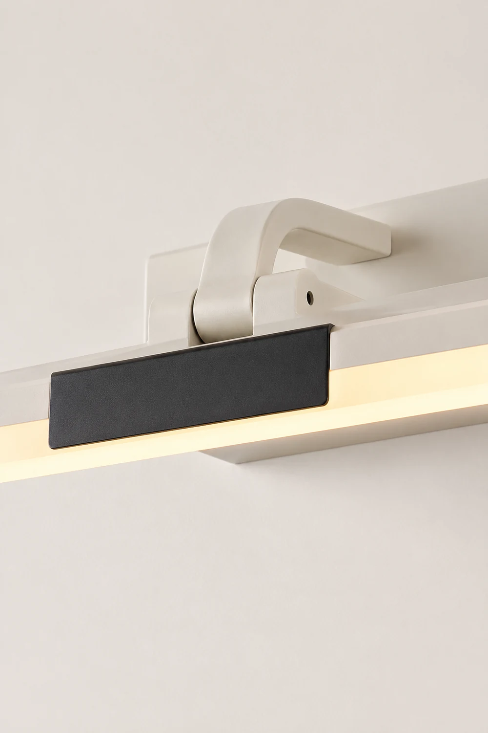 Edge Modern Linear Mirror Front Metal Vanity Wall Lamp, Black/White - Lumpaz