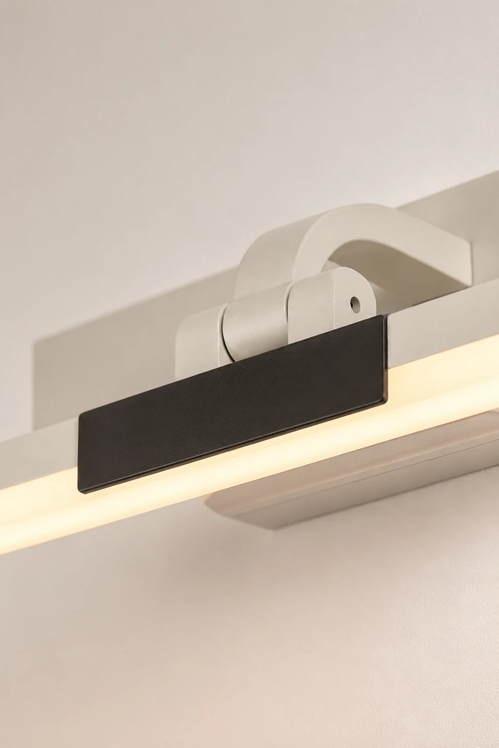 Edge Modern Linear Mirror Front Metal Vanity Wall Lamp, Black/White - Lumpaz