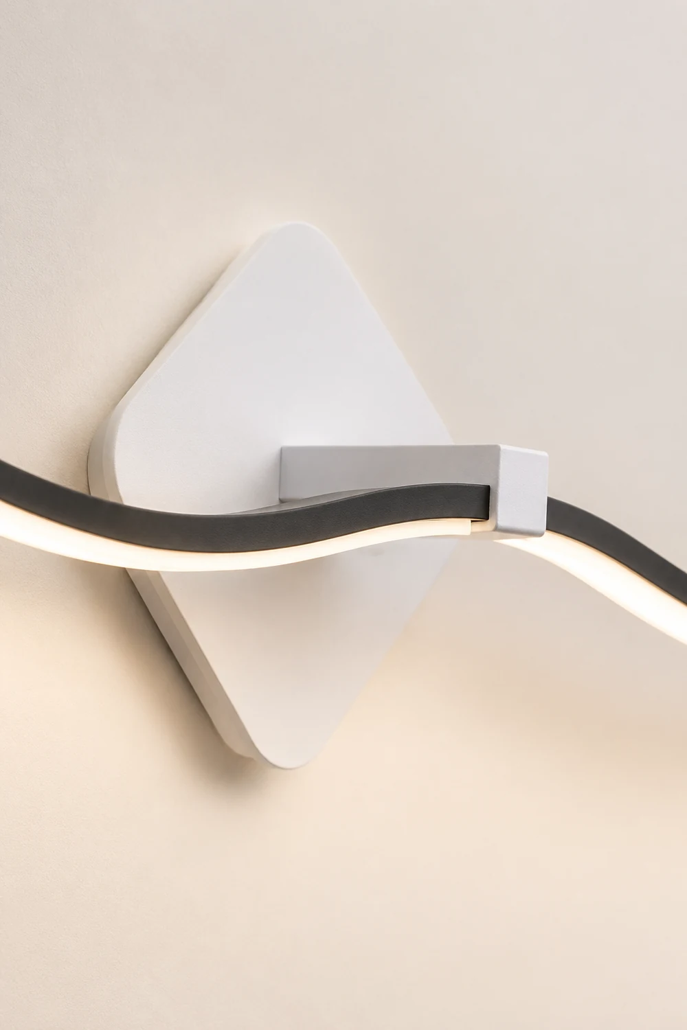 Minimalist Wave Linear Metal Wall Lamp, Black/White - Lumpaz