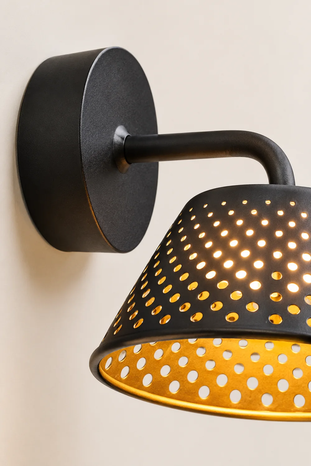 Carins Industrial Hollow Metal Outdoor Wall Lamp, Black - Lumpaz