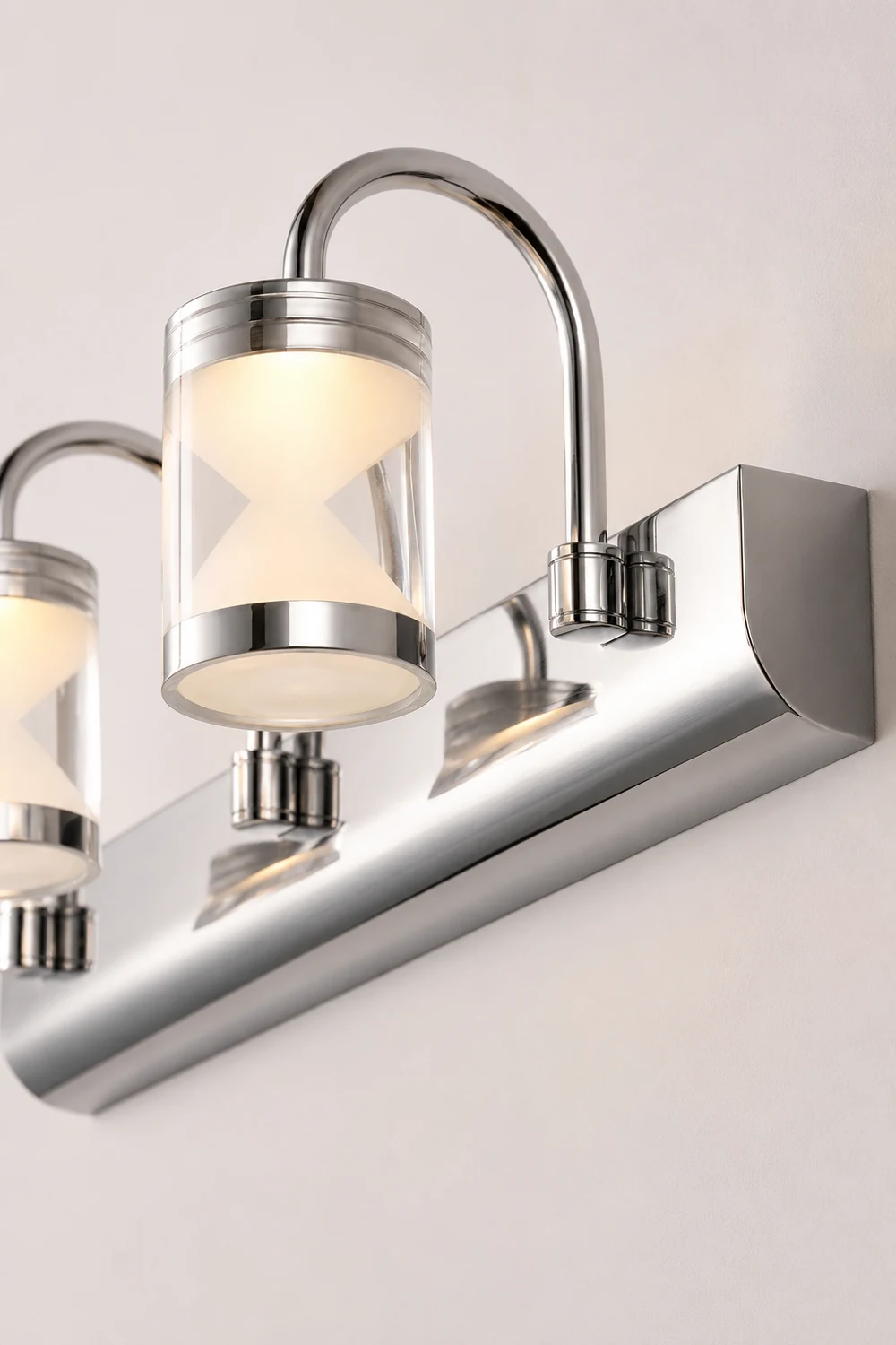 Leigh Modern Lantern Metal/Acrylic Wall Lamp, Silver - Lumpaz