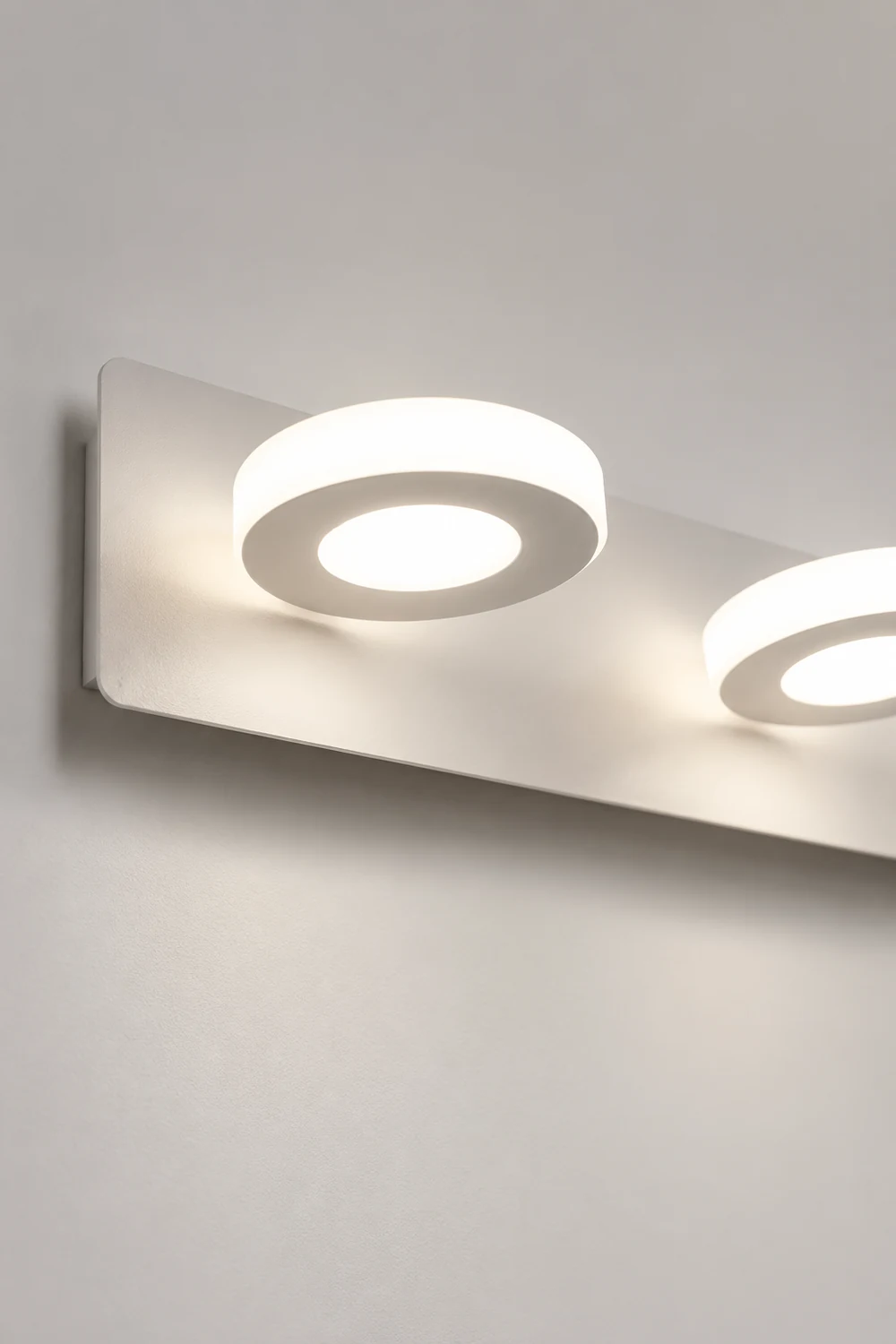 Leigh Minimalist Round Metal Wall Lamp, White, Bathroom - Lumpaz