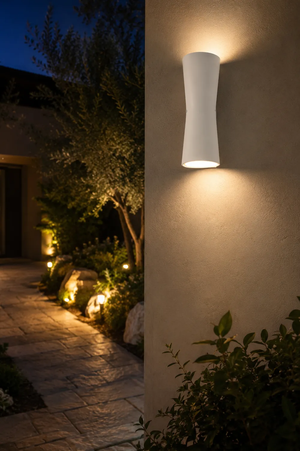Orr Minimalist Torch Metal Outdoor Wall Lamp, Black/White - Lumpaz