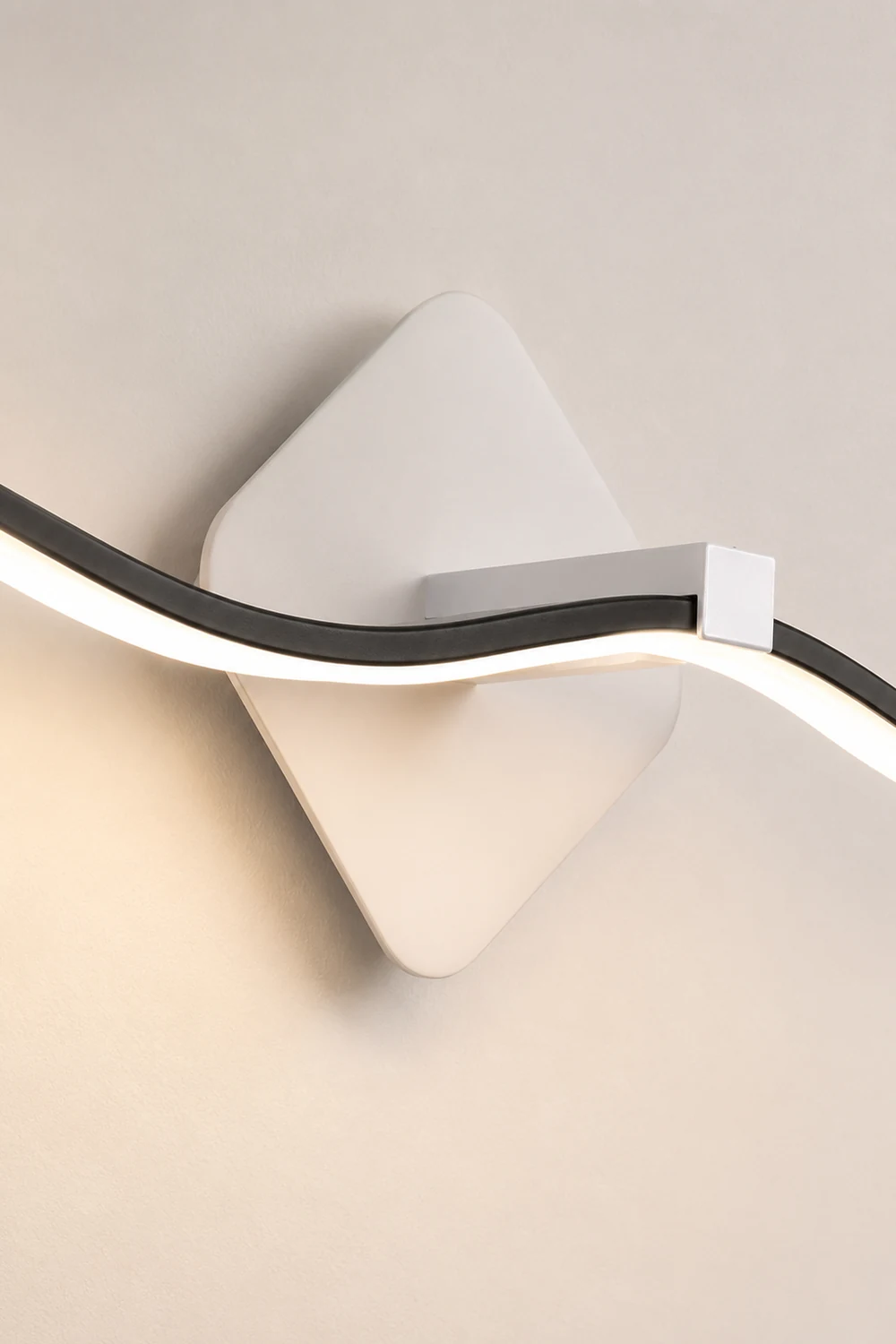 Minimalist Wave Linear Metal Wall Lamp, Black/White - Lumpaz
