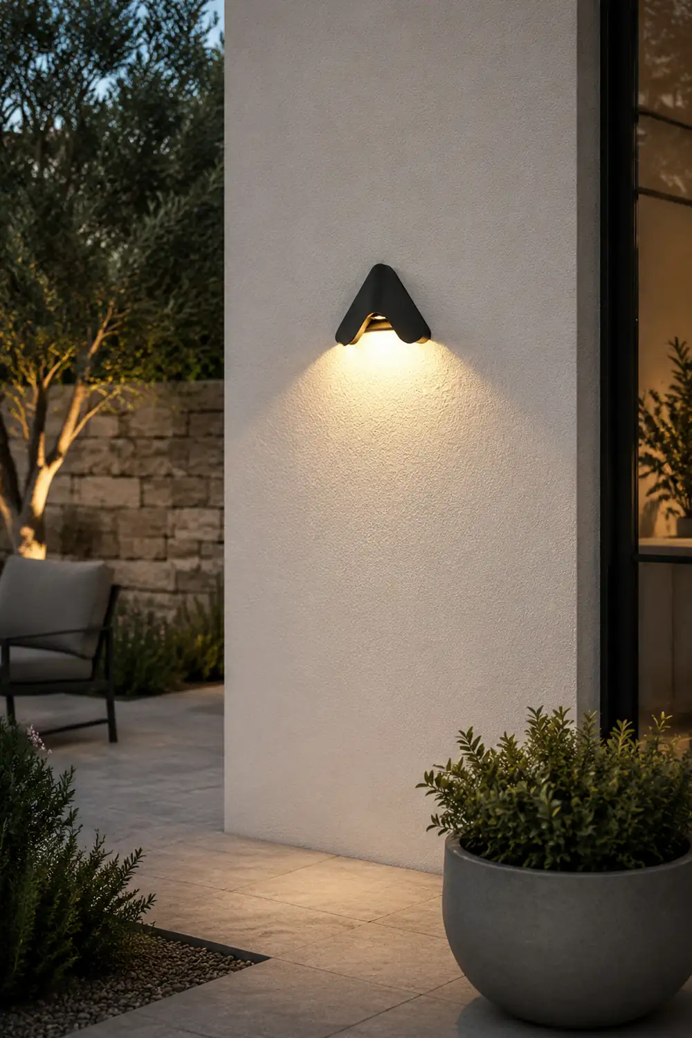 Orr Minimalist Triangle Metal Outdoor Wall Lamp, Balck/White - Lumpaz