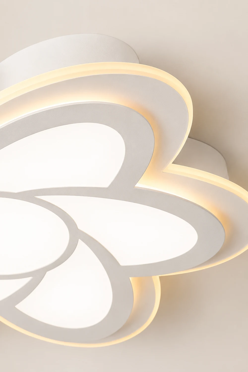 Hana Modern White Flower Flush Mount Ceiling Light, Metal - Lumpaz