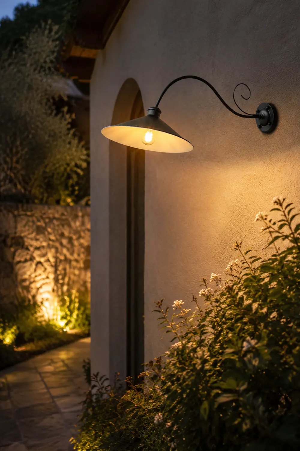 Alessio Vintage Cap-shaped Metal Outdoor Wall Lamp, Black/Antique Silver - Lumpaz