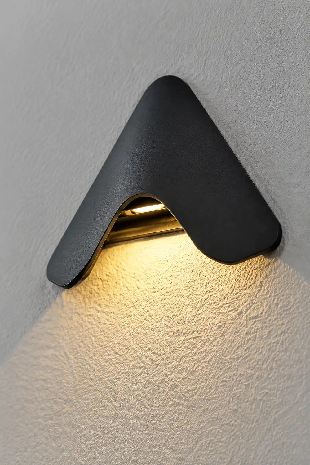 Orr Minimalist Triangle Metal Outdoor Wall Lamp, Balck/White - Lumpaz