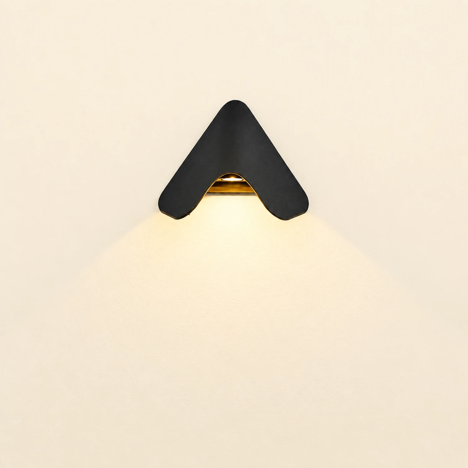 Orr Minimalist Triangle Metal Outdoor Wall Lamp, Balck/White - Lumpaz
