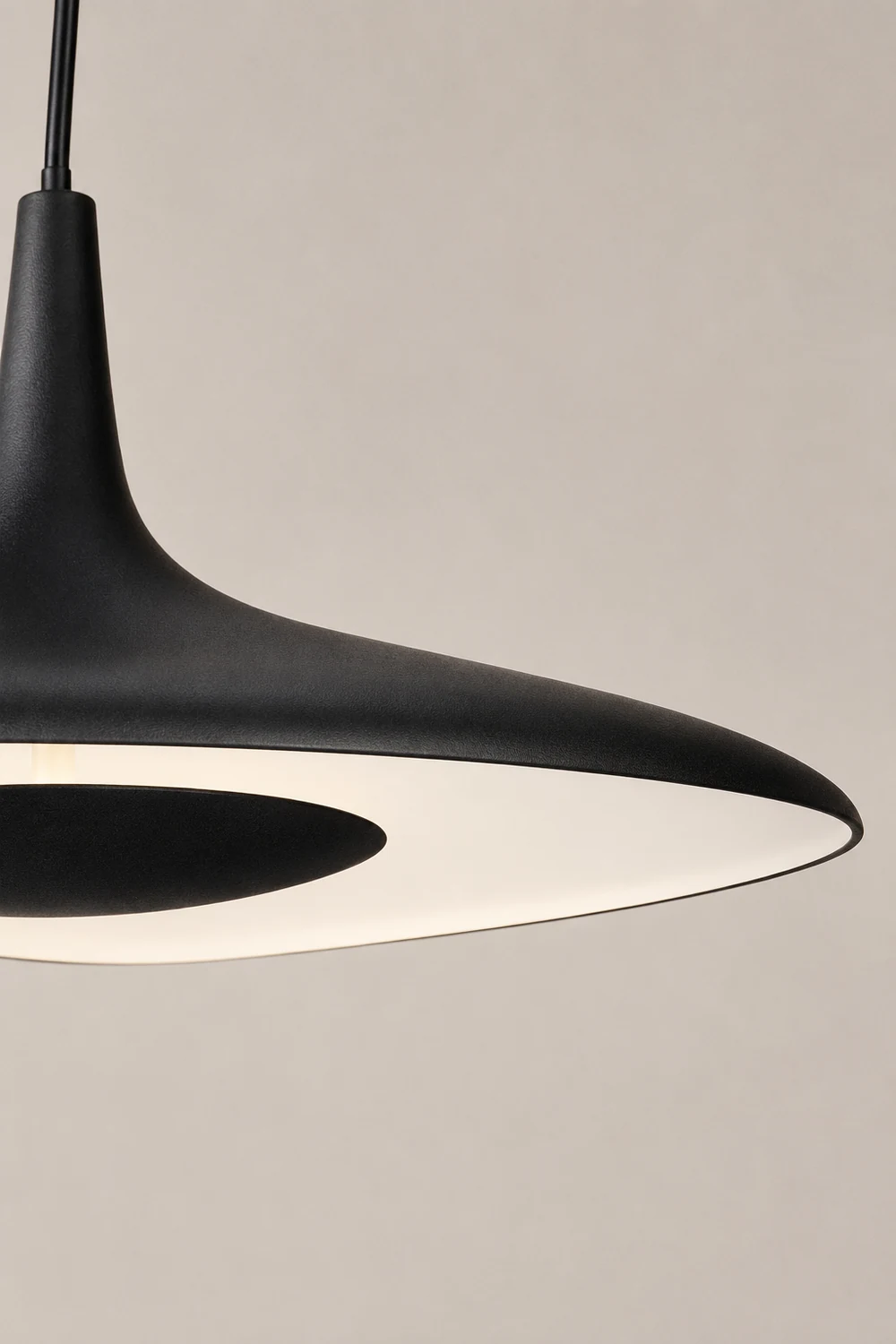 Carins Modern Minimalist ResinCreative Pendant Light, Black/White - Lumpaz