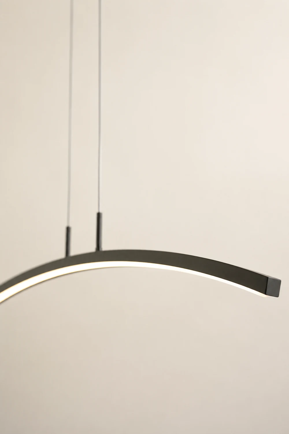 Edge Curved Linear Pendant Light for Dining Room, Black/White - Lumpaz