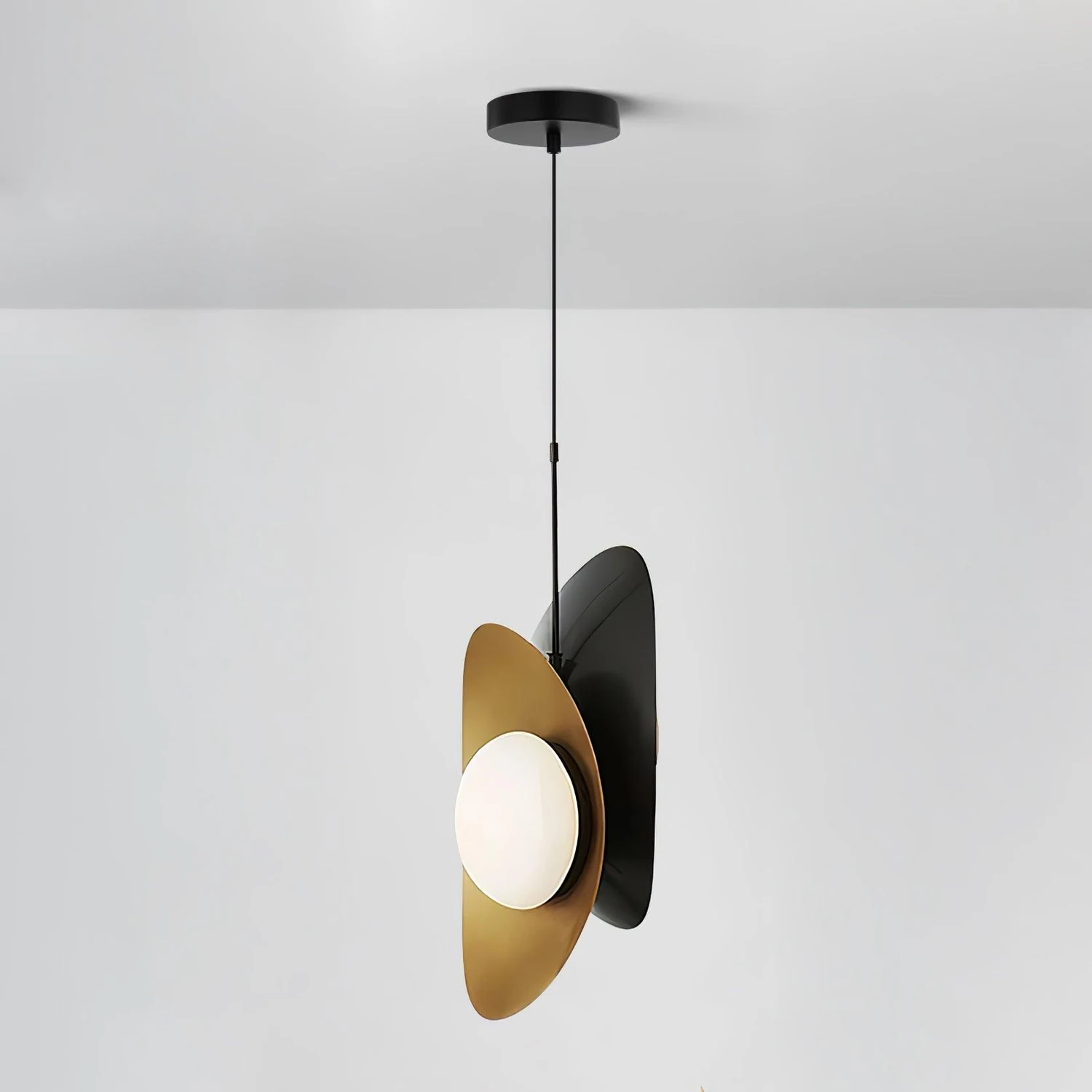 Golden Petal Pendant Lamp - Lumpaz