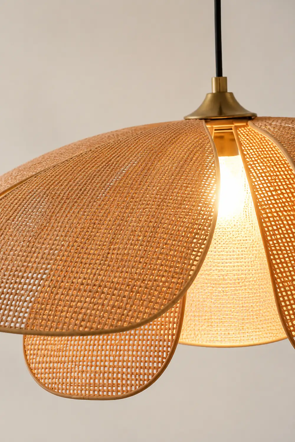 Rattan Petal Pendant Lamp - Lumpaz