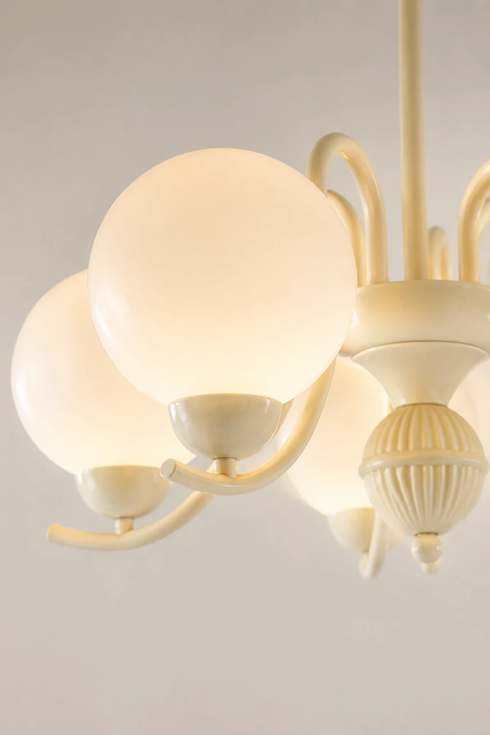 Vanilla Ball Chandelier - Lumpaz