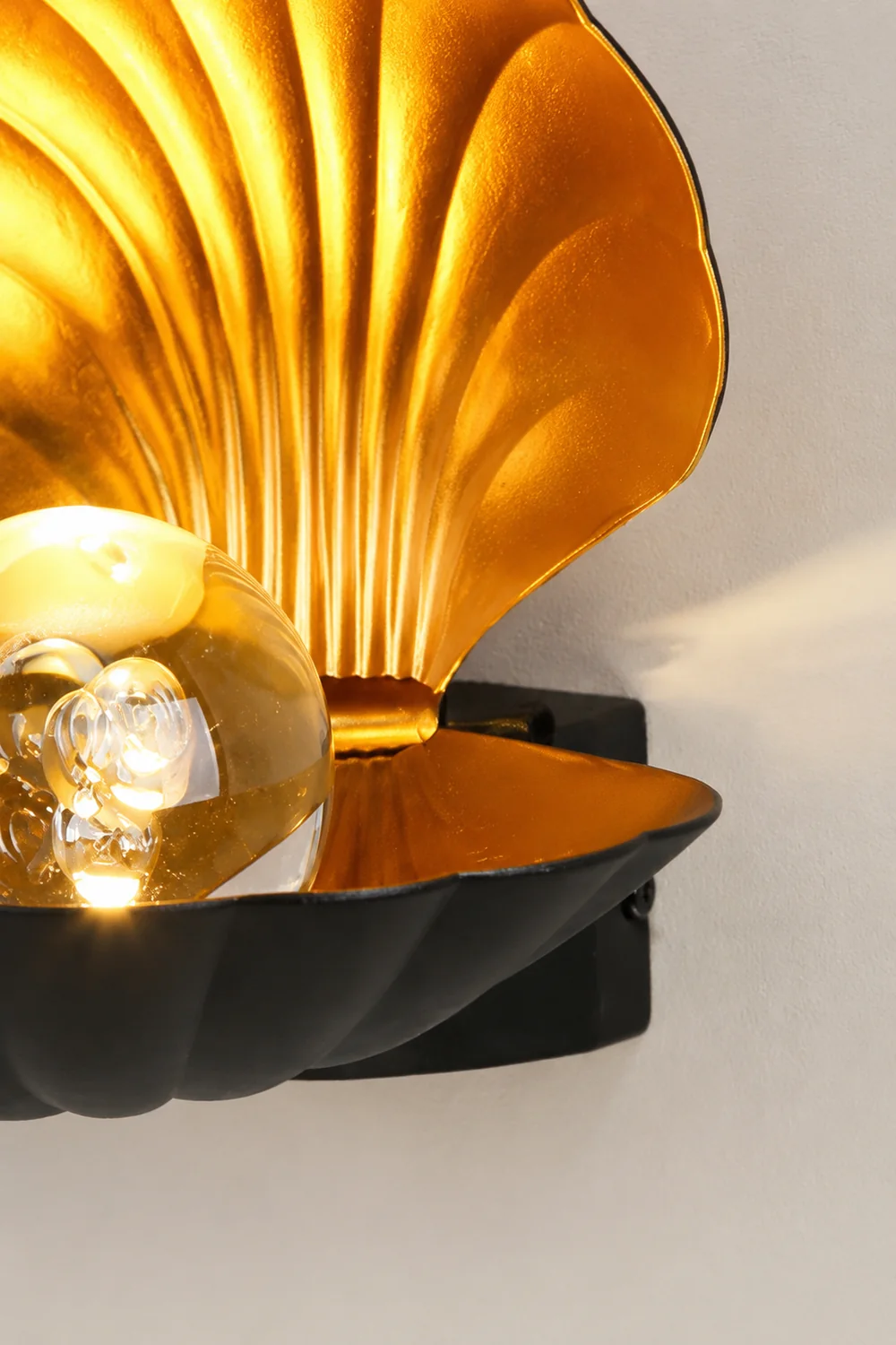 Pearl Clam Wall Light - Lumpaz