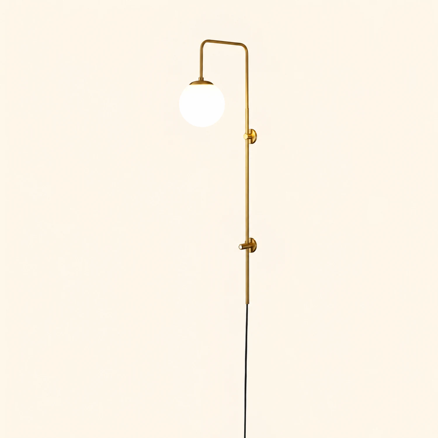 Globe Brass Wall Sconce - Lumpaz