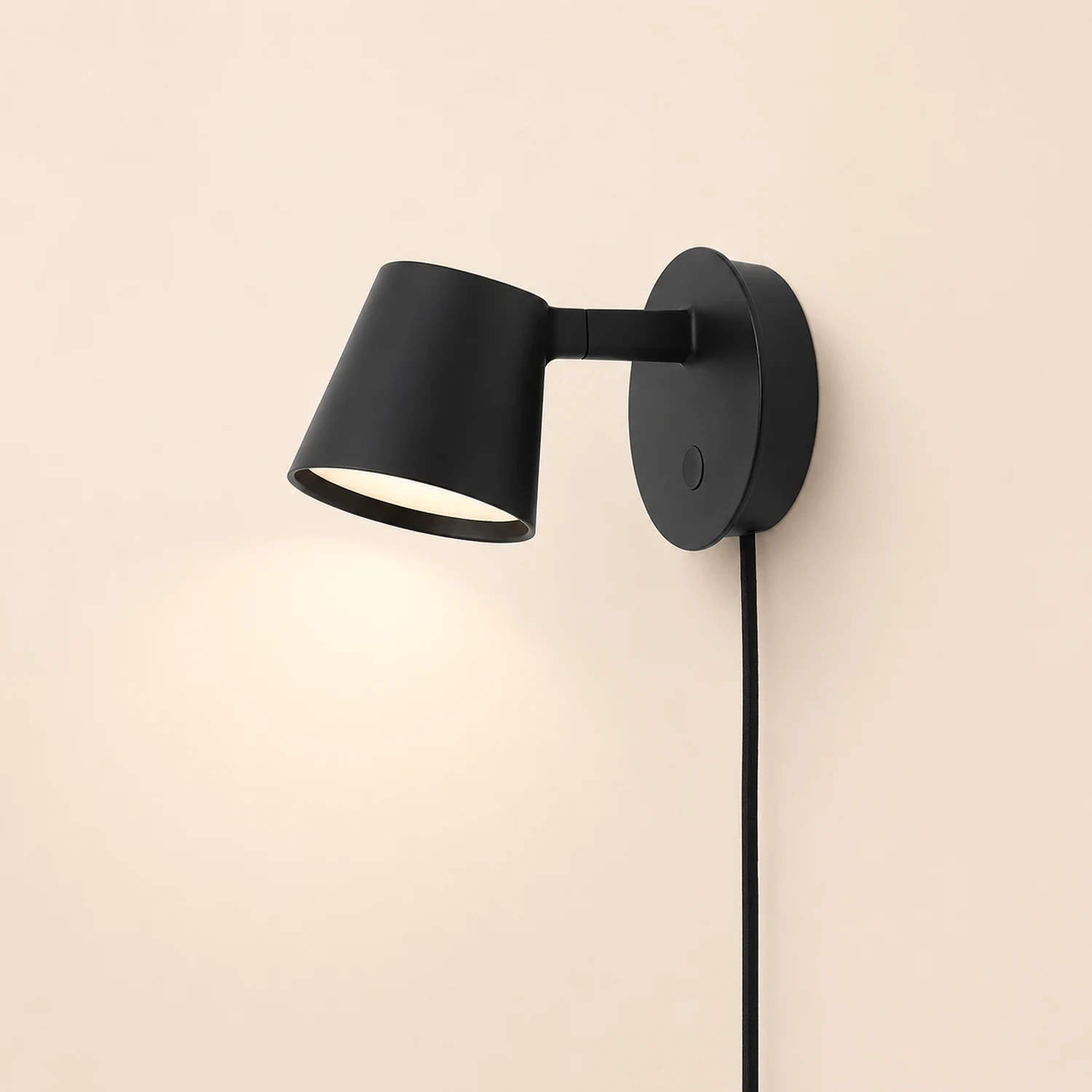 Tip Plug-In Wall Lamp - Lumpaz