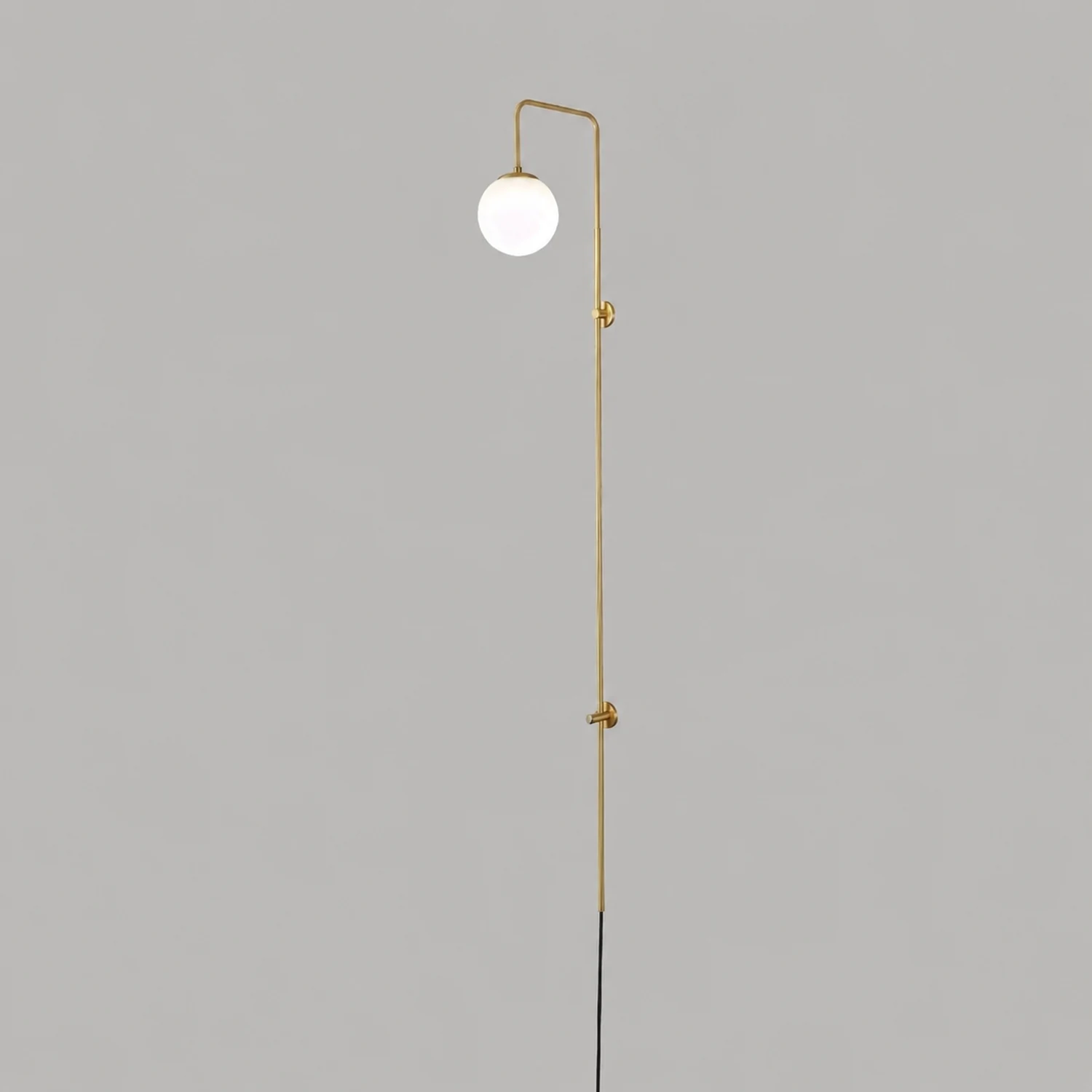 Globe Brass Wall Sconce - Lumpaz