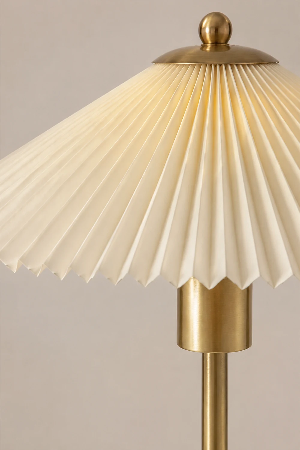 Mid Century Modern Pleated Table Lamp - Lumpaz