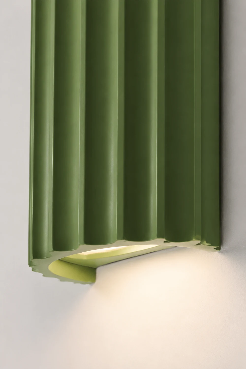 Modern Half-Circle Resin Wall Sconce For Living Room - Lumpaz