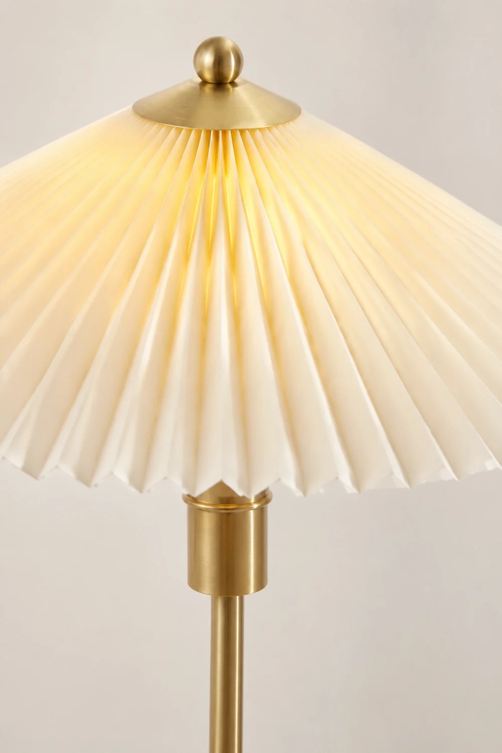 Mid Century Modern Pleated Table Lamp - Lumpaz