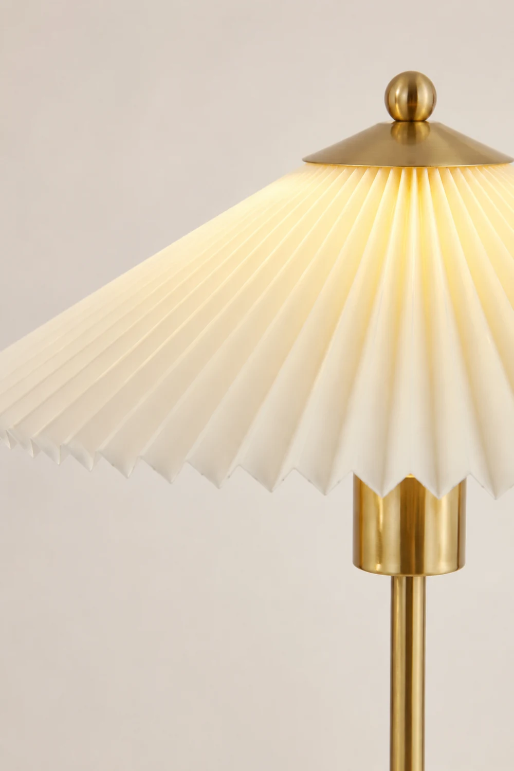 Mid Century Modern Pleated Table Lamp - Lumpaz